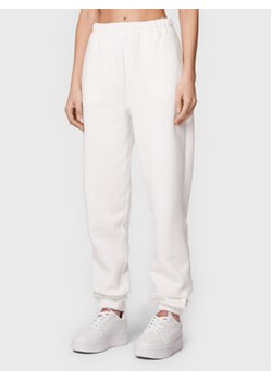 Gina Tricot Spodnie dresowe Basic 87590 Biały Regular Fit ze sklepu MODIVO w kategorii Spodnie damskie - zdjęcie 168635128