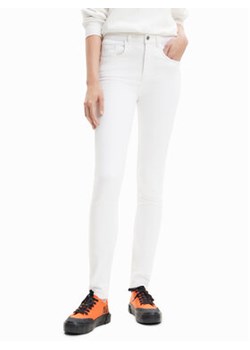 Desigual Jeansy 23SWDD21 Biały Skinny Fit ze sklepu MODIVO w kategorii Jeansy damskie - zdjęcie 168637377