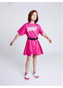 DKNY Sukienka codzienna D32865 D Różowy Regular Fit ze sklepu MODIVO w kategorii Sukienki dziewczęce - zdjęcie 168637629