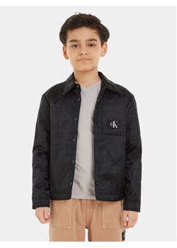 Calvin Klein Jeans Kurtka przejściowa Debossed IB0IB01828 Czarny Regular Fit ze sklepu MODIVO w kategorii Kurtki chłopięce - zdjęcie 168637955
