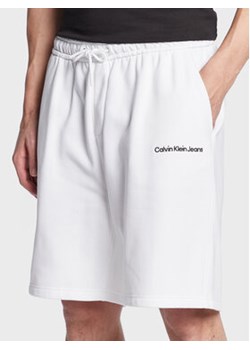 Calvin Klein Jeans Szorty sportowe J30J322916 Biały Regular Fit ze sklepu MODIVO w kategorii Spodenki męskie - zdjęcie 168639268