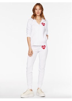 LOVE MOSCHINO Dres W002801E 2246 Biały Regular Fit ze sklepu MODIVO w kategorii Dresy damskie - zdjęcie 168639745
