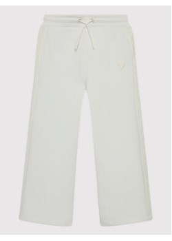 Guess Spodnie dresowe J2YQ26 FL03S Biały Regular Fit ze sklepu MODIVO w kategorii Spodnie dziewczęce - zdjęcie 168641419