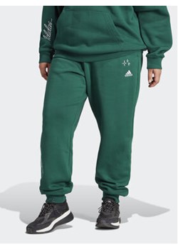 adidas Spodnie dresowe Scribble Embroidery Fleece IK9649 Zielony Loose Fit ze sklepu MODIVO w kategorii Spodnie damskie - zdjęcie 168642999