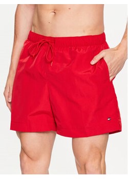 Tommy Hilfiger Szorty kąpielowe UM0UM02793 Czerwony Regular Fit ze sklepu MODIVO w kategorii Kąpielówki - zdjęcie 168643046