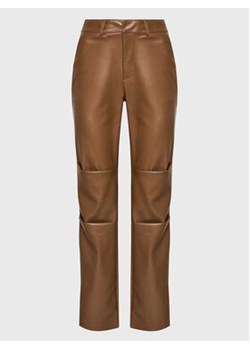 NA-KD Spodnie z imitacji skóry 1018-009353-1408-581 Brązowy Regular Fit ze sklepu MODIVO w kategorii Spodnie damskie - zdjęcie 168643625