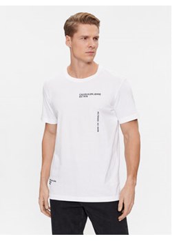 Calvin Klein Jeans T-Shirt Text J30J325065 Biały Regular Fit ze sklepu MODIVO w kategorii T-shirty męskie - zdjęcie 168643708