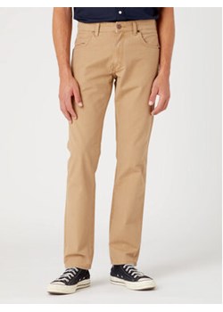 Wrangler Spodnie materiałowe Greensboro W15QDRC20 112334233 Beżowy Straight Leg ze sklepu MODIVO w kategorii Spodnie męskie - zdjęcie 168644506
