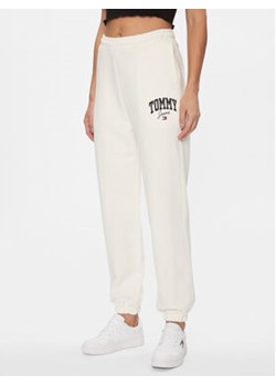 Tommy Jeans Spodnie dresowe New Varisty DW0DW16379 Biały Relaxed Fit ze sklepu MODIVO w kategorii Spodnie damskie - zdjęcie 168644515