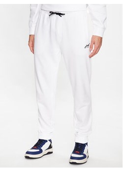 Hugo Spodnie dresowe Drasillia 50486457 Biały Relaxed Fit ze sklepu MODIVO w kategorii Spodnie męskie - zdjęcie 168645045