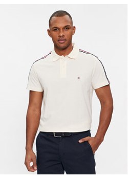 Tommy Hilfiger Polo Global Stripe MW0MW33591 Beżowy Regular Fit ze sklepu MODIVO w kategorii T-shirty męskie - zdjęcie 168645309