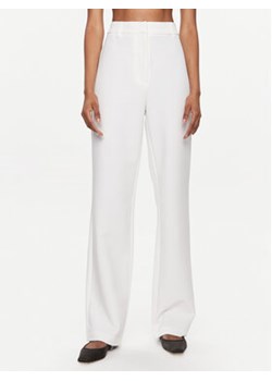 YAS Spodnie materiałowe Izzie 26032131 Biały Regular Fit ze sklepu MODIVO w kategorii Spodnie damskie - zdjęcie 168646975