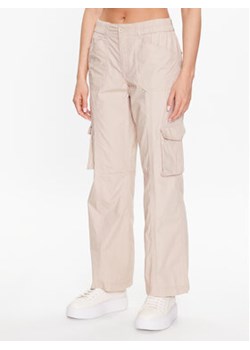 Gina Tricot Spodnie materiałowe Cargo trousers 19671 Beżowy Regular Fit ze sklepu MODIVO w kategorii Spodnie damskie - zdjęcie 168647036