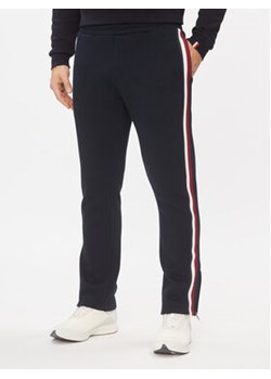 Tommy Hilfiger Spodnie dresowe Bold Global Stripe MW0MW32677 Granatowy Regular Fit ze sklepu MODIVO w kategorii Spodnie męskie - zdjęcie 168649066