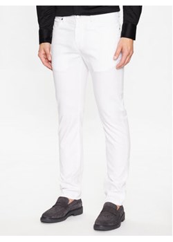 Baldessarini Spodnie materiałowe B1 16502/000/2424 Biały Regular Fit ze sklepu MODIVO w kategorii Spodnie męskie - zdjęcie 168649585