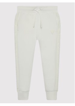 Guess Spodnie dresowe J2YQ24 FL03S Biały Regular Fit ze sklepu MODIVO w kategorii Spodnie dziewczęce - zdjęcie 168650129
