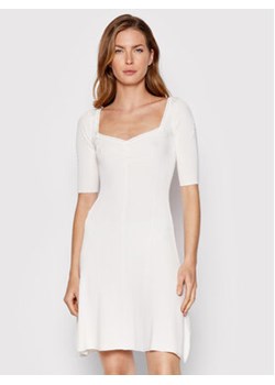 Guess Sukienka codzienna W2YK53 Z30K0 Biały Flare Fit ze sklepu MODIVO w kategorii Sukienki - zdjęcie 168650417