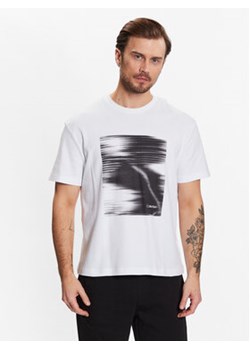 Calvin Klein T-Shirt Motion Graphic K10K111116 Biały Regular Fit ze sklepu MODIVO w kategorii T-shirty męskie - zdjęcie 168652909