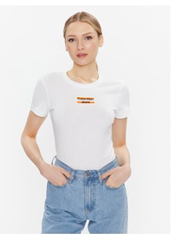 Calvin Klein Jeans T-Shirt J20J220720 Biały Regular Fit ze sklepu MODIVO w kategorii Bluzki damskie - zdjęcie 168652945
