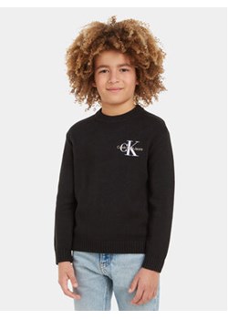Calvin Klein Jeans Sweter Essential IB0IB01871 Czarny Regular Fit ze sklepu MODIVO w kategorii Swetry chłopięce - zdjęcie 168654148