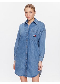 Tommy Jeans Sukienka jeansowa Tjm Badge Denim DW0DW15180 Niebieski Oversize ze sklepu MODIVO w kategorii Sukienki - zdjęcie 168656465