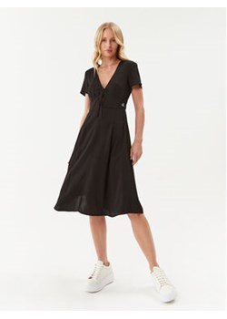Calvin Klein Jeans Sukienka codzienna J20J221140 Czarny Regular Fit ze sklepu MODIVO w kategorii Sukienki - zdjęcie 168656557