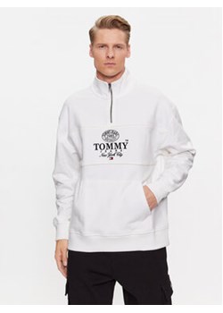 Tommy Jeans Bluza Luxe Athletic DM0DM17800 Biały Relaxed Fit ze sklepu MODIVO w kategorii Bluzy męskie - zdjęcie 168656785
