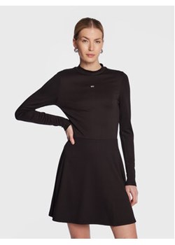 Tommy Jeans Sukienka codzienna Essential DW0DW15068 Czarny Regular Fit ze sklepu MODIVO w kategorii Sukienki - zdjęcie 168657075