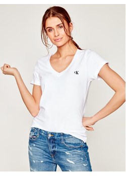 Calvin Klein Jeans T-Shirt J20J213716 Biały Regular Fit ze sklepu MODIVO w kategorii Bluzki damskie - zdjęcie 168658389
