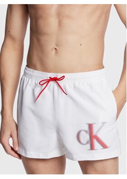 Calvin Klein Swimwear Szorty kąpielowe KM0KM00801 Biały Regular Fit ze sklepu MODIVO w kategorii Kąpielówki - zdjęcie 168658605