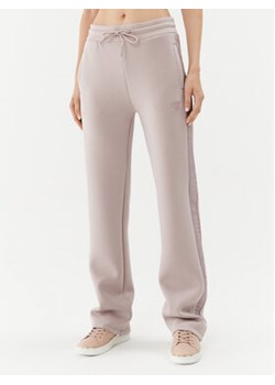 Guess Spodnie dresowe Brenda V3RB21 K7UW2 Beżowy Regular Fit ze sklepu MODIVO w kategorii Spodnie damskie - zdjęcie 168659489