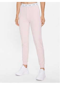 Guess Spodnie dresowe O3YB00 KBS91 Różowy Regular Fit ze sklepu MODIVO w kategorii Spodnie damskie - zdjęcie 168660178