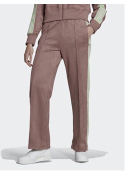 adidas Spodnie dresowe HM1518 Brązowy Regular Fit ze sklepu MODIVO w kategorii Spodnie damskie - zdjęcie 168661189