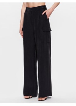 DKNY Spodnie materiałowe P3BKTR20 Czarny Relaxed Fit ze sklepu MODIVO w kategorii Spodnie damskie - zdjęcie 168661369