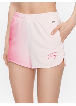 Tommy Jeans Szorty sportowe Dip Dye Signature DW0DW15382 Różowy Regular Fit ze sklepu MODIVO w kategorii Szorty - zdjęcie 168661718