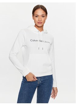 Calvin Klein Jeans Bluza J20J220254 Biały Regular Fit ze sklepu MODIVO w kategorii Bluzy damskie - zdjęcie 168662338