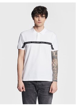 Calvin Klein Jeans Polo J30J322856 Biały Regular Fit ze sklepu MODIVO w kategorii T-shirty męskie - zdjęcie 168662399