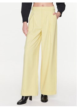 Gestuz Spodnie materiałowe Lorelaigz 10906975 Żółty Relaxed Fit ze sklepu MODIVO w kategorii Spodnie damskie - zdjęcie 168662638