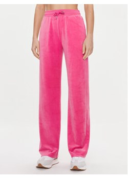 Guess Spodnie dresowe Couture V3BB26 KBXI2 Różowy Regular Fit ze sklepu MODIVO w kategorii Spodnie damskie - zdjęcie 168663545