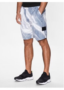 Calvin Klein Jeans Szorty sportowe J30J322909 Szary Regular Fit ze sklepu MODIVO w kategorii Spodenki męskie - zdjęcie 168663656