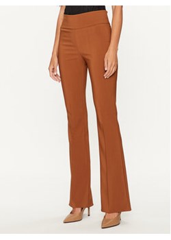 Rinascimento Spodnie materiałowe CFC0114971003 Brązowy Regular Fit ze sklepu MODIVO w kategorii Spodnie damskie - zdjęcie 168663896