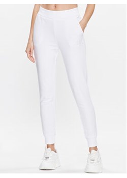 Armani Exchange Spodnie dresowe 3RYP85 YJ3NZ 1000 Biały Regular Fit ze sklepu MODIVO w kategorii Spodnie damskie - zdjęcie 168665215