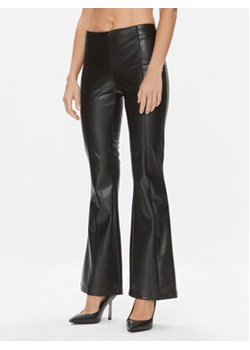Guess Spodnie z imitacji skóry Nia W3BB18 K8S30 Czarny Regular Fit ze sklepu MODIVO w kategorii Spodnie damskie - zdjęcie 168667658