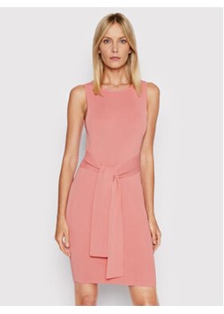 Guess Sukienka dzianinowa Annie W2GK77 Z2U00 Różowy Slim Fit ze sklepu MODIVO w kategorii Sukienki - zdjęcie 168668589