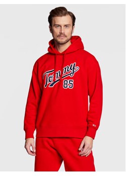 Tommy Jeans Bluza College DM0DM15711 Czerwony Relaxed Fit ze sklepu MODIVO w kategorii Bluzy męskie - zdjęcie 168668797