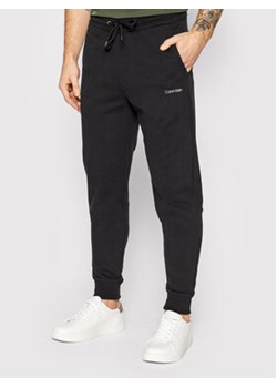 Calvin Klein Spodnie dresowe Small Logo K10K107954 Czarny Regular Fit ze sklepu MODIVO w kategorii Spodnie męskie - zdjęcie 168670405