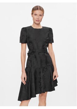 DKNY Sukienka koktajlowa DD3JQ466 Czarny Regular Fit ze sklepu MODIVO w kategorii Sukienki - zdjęcie 168672645