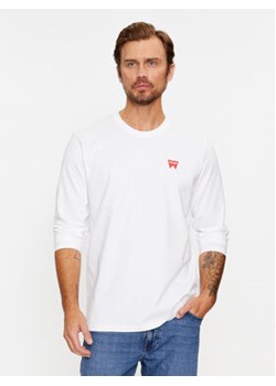 Wrangler Longsleeve Sign Off 112341138 Biały Regular Fit ze sklepu MODIVO w kategorii T-shirty męskie - zdjęcie 168672887