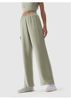 4F Spodnie dresowe 4FAW23TTROF459 Khaki Regular Fit ze sklepu MODIVO w kategorii Spodnie damskie - zdjęcie 168673988