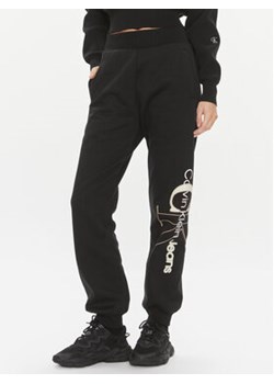 Calvin Klein Jeans Spodnie dresowe Bold Monologo J20J222606 Czarny Relaxed Fit ze sklepu MODIVO w kategorii Spodnie damskie - zdjęcie 168674349